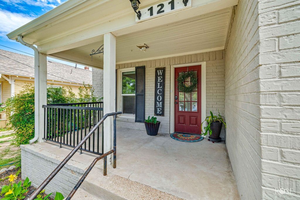Image 7 of property listing at 121 W Avenue B, San Angelo, TX 76903