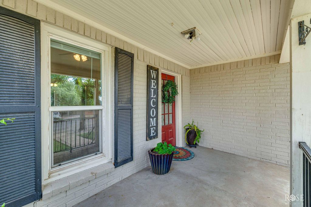 Image 8 of property listing at 121 W Avenue B, San Angelo, TX 76903