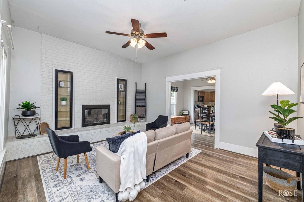 Image 9 of property listing at 121 W Avenue B, San Angelo, TX 76903