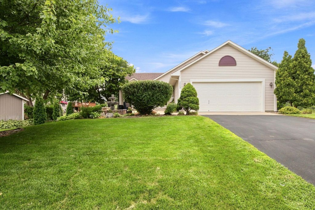 2003 Ponds Way, Shakopee, MN 55379