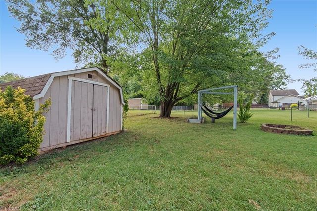 2299 Winterberry Drive, Winston-salem, NC 27106