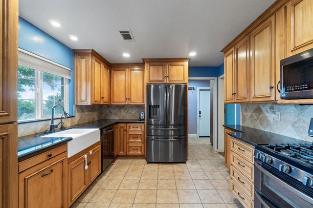 10730 17th Avenue, Lemoore, CA 93245