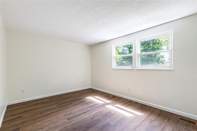 32 Coachlight Circle, Farmington, NY 14425