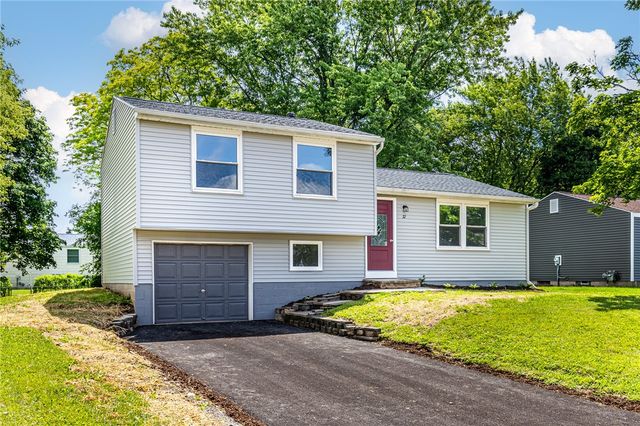 32 Coachlight Circle, Farmington, NY 14425