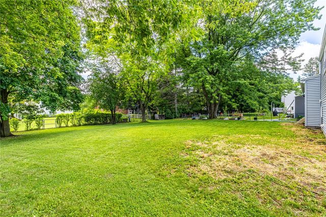 32 Coachlight Circle, Farmington, NY 14425