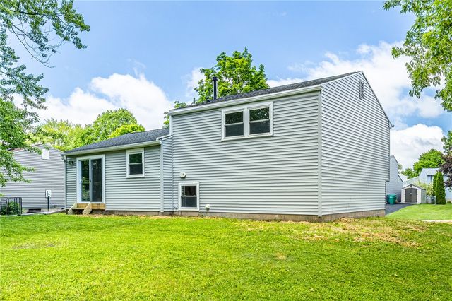 32 Coachlight Circle, Farmington, NY 14425