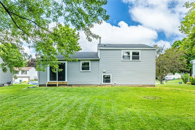 32 Coachlight Circle, Farmington, NY 14425
