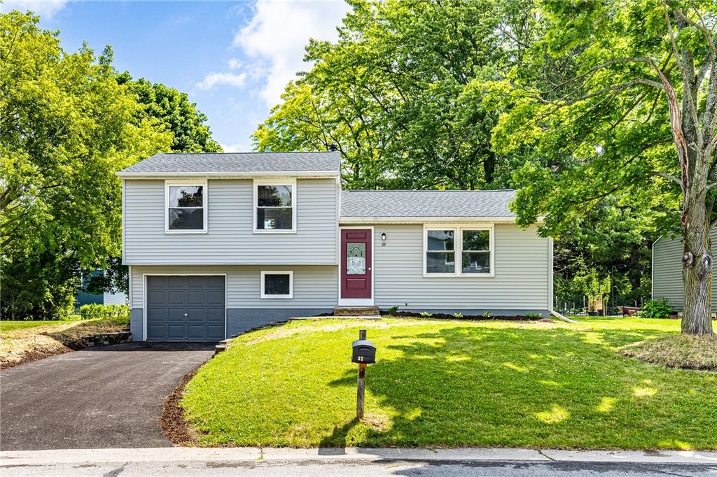 32 Coachlight Circle, Farmington, NY 14425