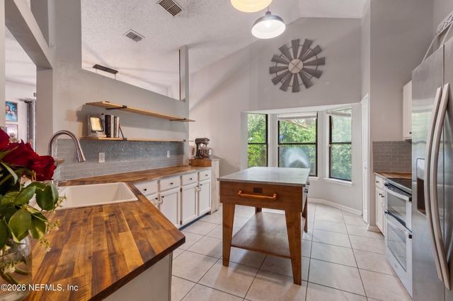 414 SHAMROCK S, Jacksonville, FL 32218