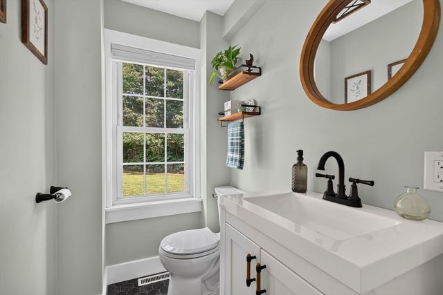 37 Acorn St, Middleboro, MA 02346