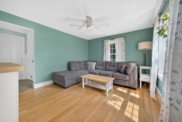37 Acorn St, Middleboro, MA 02346