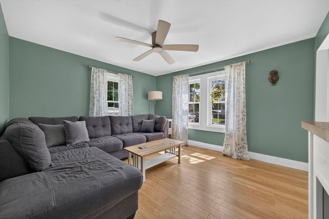 37 Acorn St, Middleboro, MA 02346