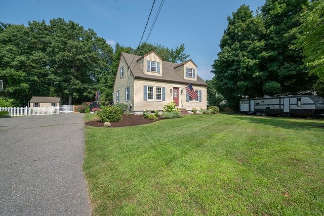37 Acorn St, Middleboro, MA 02346