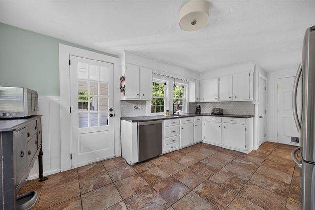37 Acorn St, Middleboro, MA 02346