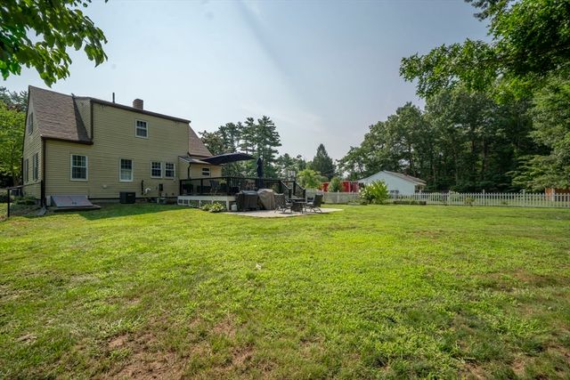 37 Acorn St, Middleboro, MA 02346