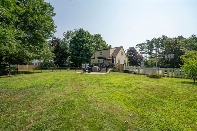 37 Acorn St, Middleboro, MA 02346