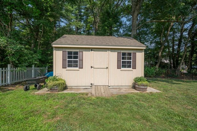 37 Acorn St, Middleboro, MA 02346
