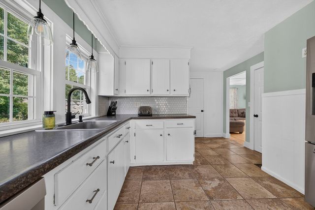 37 Acorn St, Middleboro, MA 02346