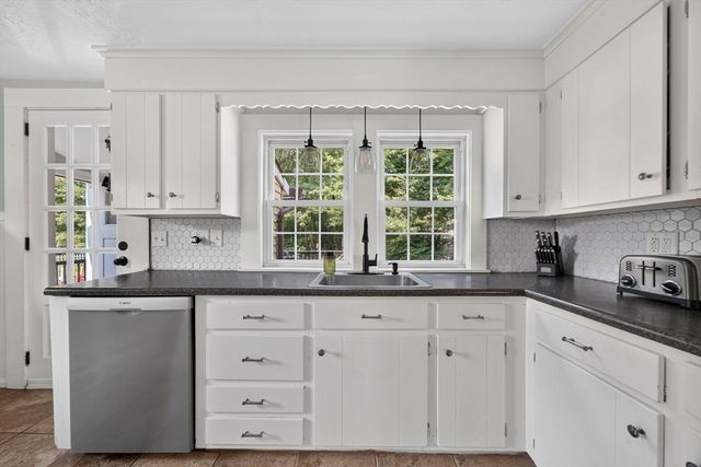 37 Acorn St, Middleboro, MA 02346