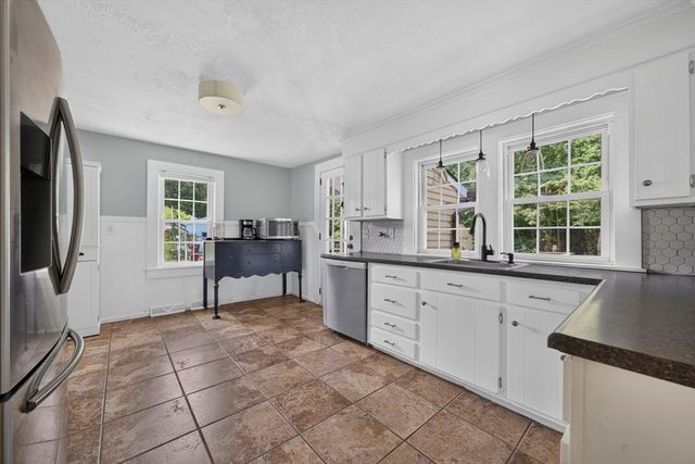 37 Acorn St, Middleboro, MA 02346