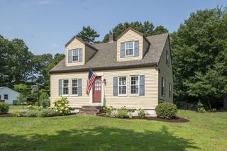 37 Acorn St, Middleboro, MA 02346