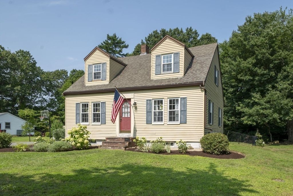 37 Acorn St, Middleboro, MA 02346