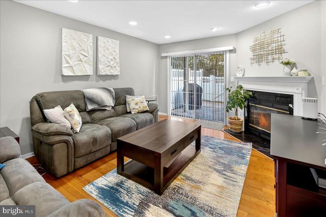 200 AMBERLEIGH DR, Pennington, NJ 08534