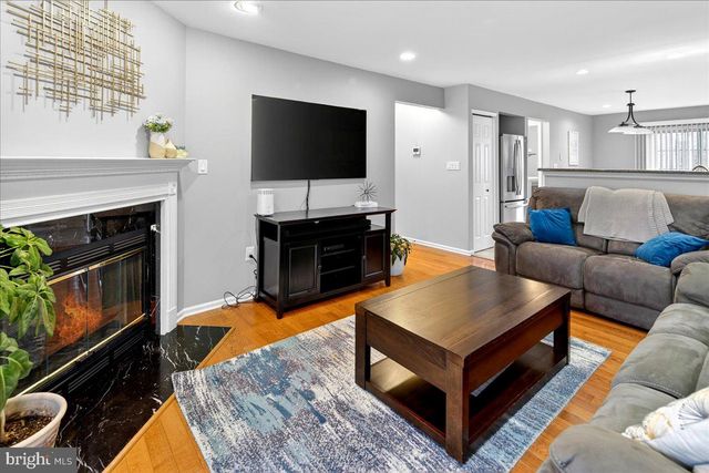 200 AMBERLEIGH DR, Pennington, NJ 08534