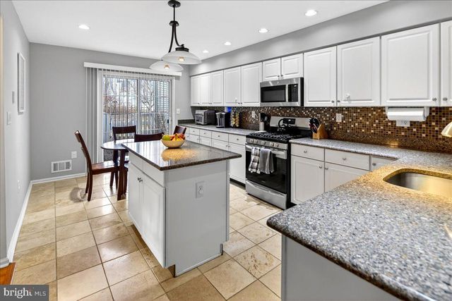 200 AMBERLEIGH DR, Pennington, NJ 08534