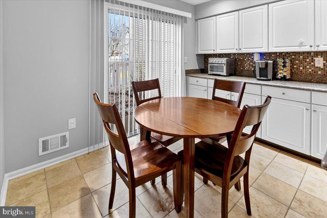 200 AMBERLEIGH DR, Pennington, NJ 08534