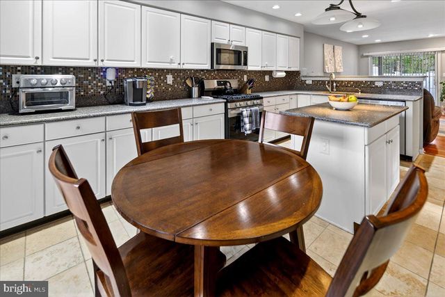 200 AMBERLEIGH DR, Pennington, NJ 08534