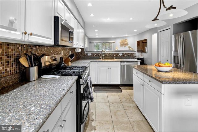 200 AMBERLEIGH DR, Pennington, NJ 08534