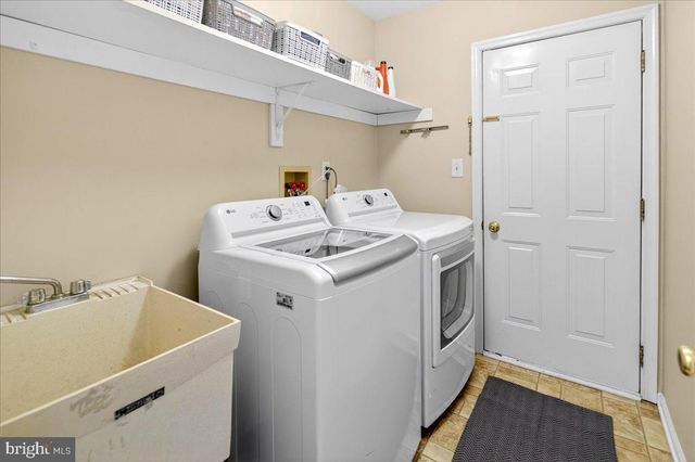 200 AMBERLEIGH DR, Pennington, NJ 08534