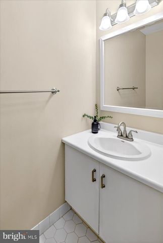 200 AMBERLEIGH DR, Pennington, NJ 08534