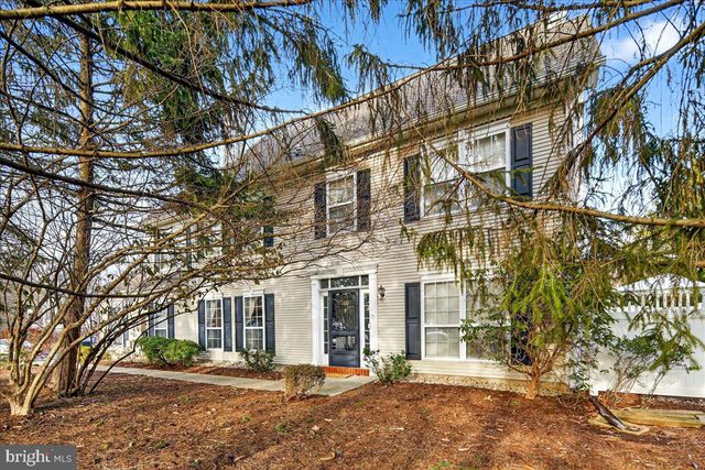 200 AMBERLEIGH DR, Pennington, NJ 08534