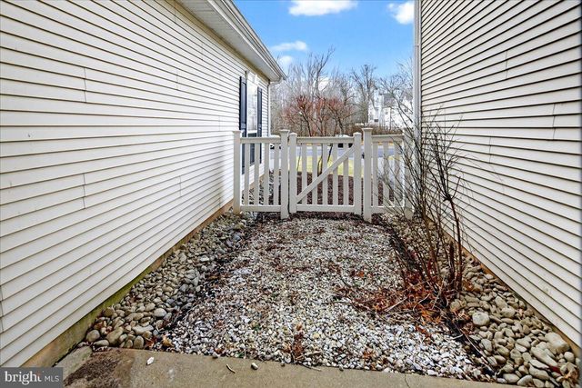 200 AMBERLEIGH DR, Pennington, NJ 08534