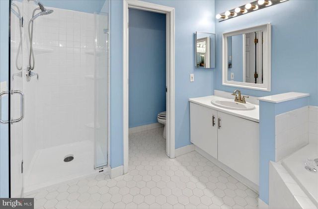 200 AMBERLEIGH DR, Pennington, NJ 08534