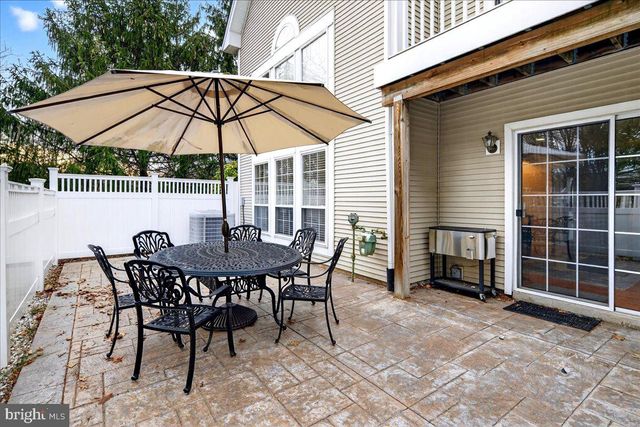 200 AMBERLEIGH DR, Pennington, NJ 08534