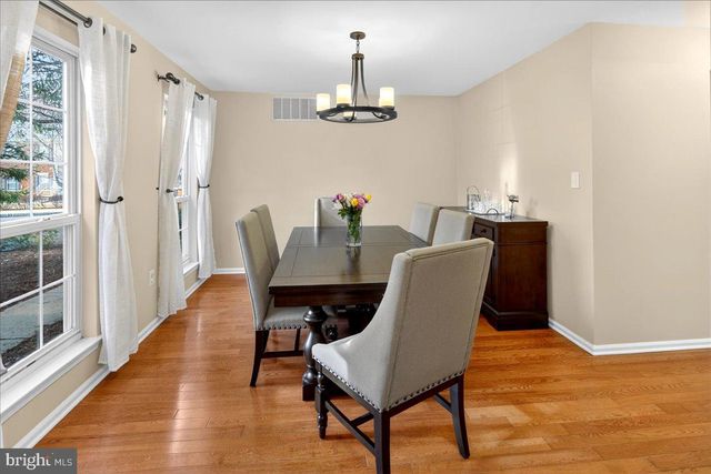 200 AMBERLEIGH DR, Pennington, NJ 08534