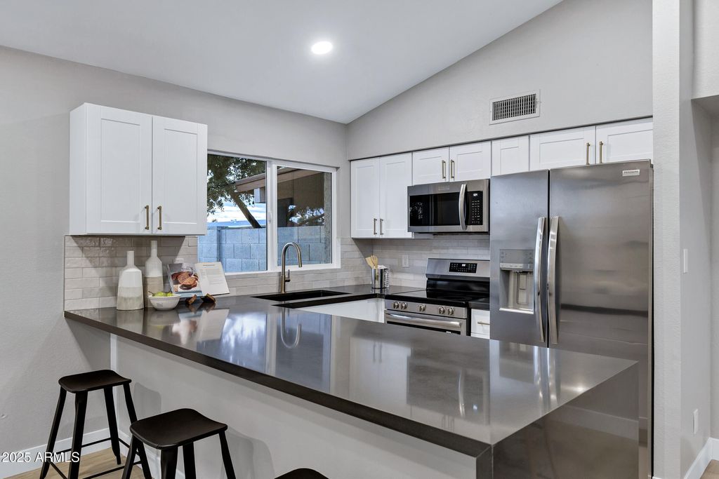 9118 N 68TH Lane, Peoria, AZ 85345