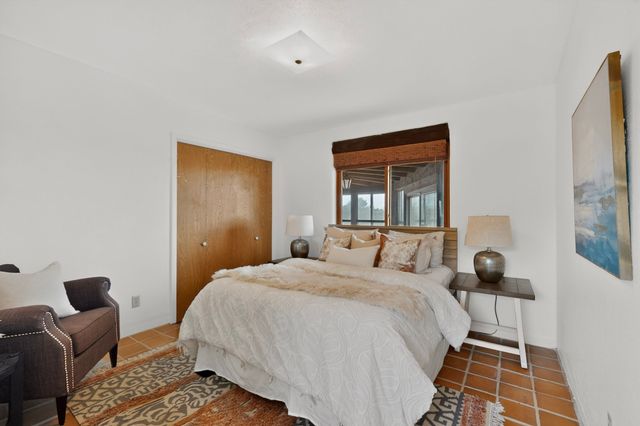 31 Entrada, Santa Fe, NM 87507
