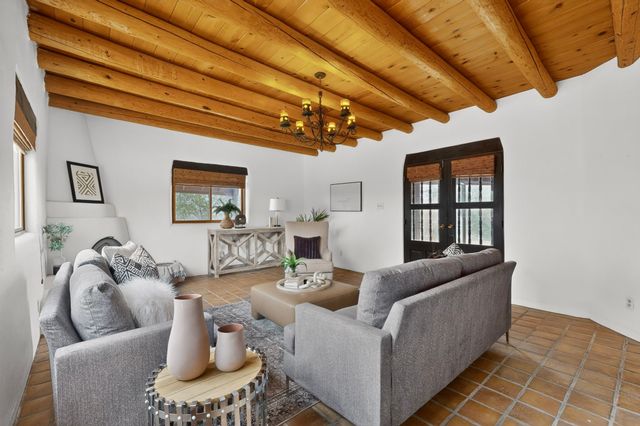 31 Entrada, Santa Fe, NM 87507