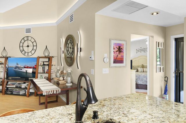 6040 SE Martinique Dr 201, Stuart, FL 34997