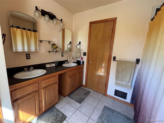 8136 Farrand Road, Update, MI 48463