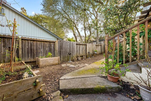 375 Florence Ave, Sebastopol, CA 95472