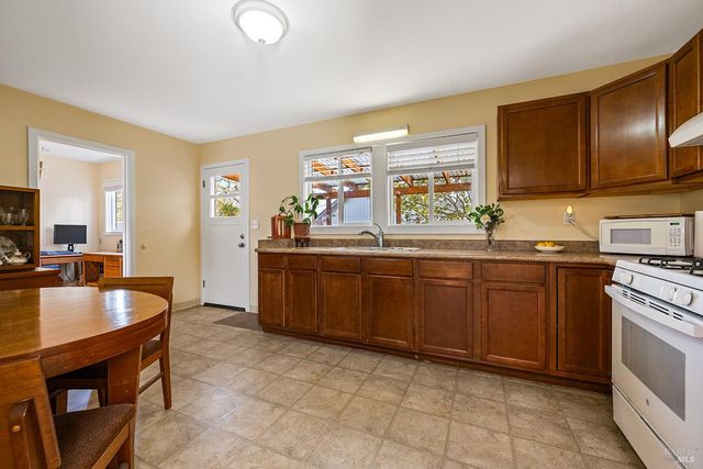 375 Florence Ave, Sebastopol, CA 95472