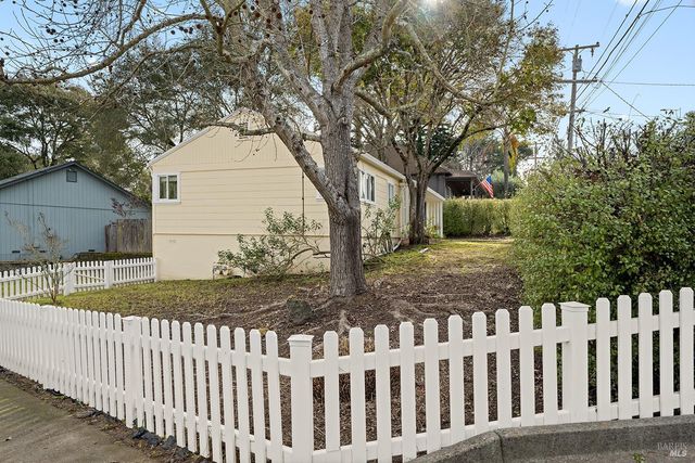 375 Florence Ave, Sebastopol, CA 95472