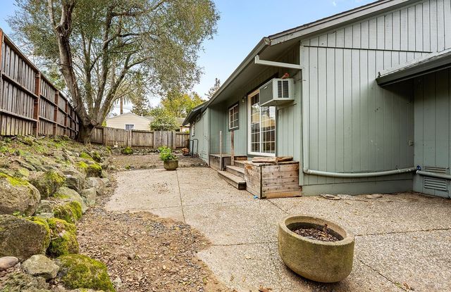 375 Florence Ave, Sebastopol, CA 95472