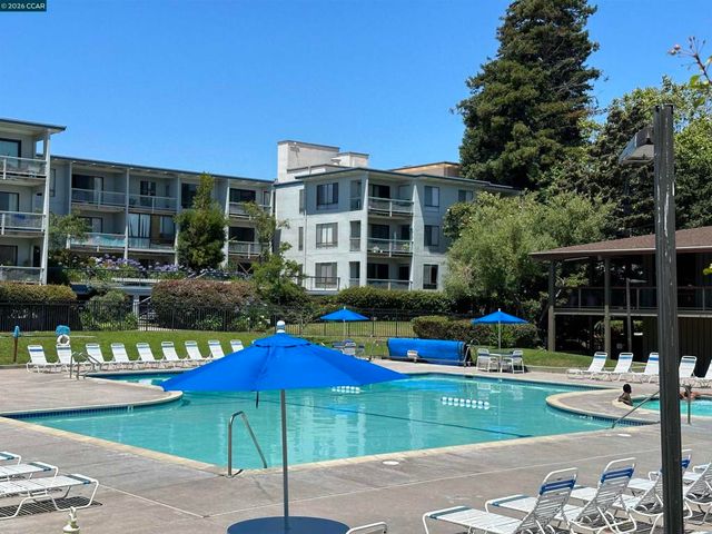 8 Commodore Drive C460, Emeryville, CA 94608