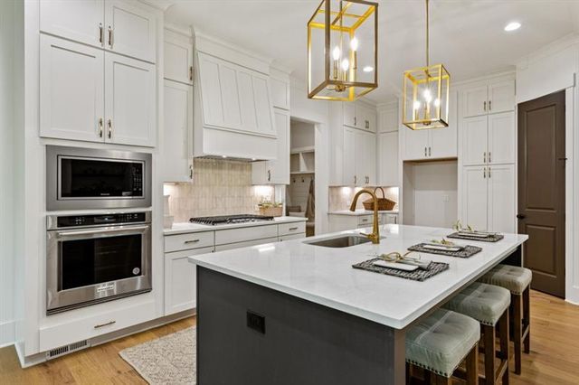 9110 Greenway Court, Gainesville, GA 30506